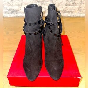 🔥🔥Valentino Garavani Rockstud Suede Ankle Boots size 41 1/2. Worn once. 🔥🔥